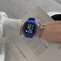Orologio digitale LED quadrato blu con cinturino in silicone in un contesto lifestyle - Blu Klein
