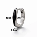 Dettaglio dell'orecchino a cerchio in acciaio argento con intarsio nero e altezza 1,3 cm - Decorazione a Strisce Nere (S148)