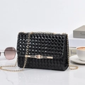 Schicke schwarze gewebte Kunstledertasche mit Goldkette und urbanem Lifestyle-Aufbau - Ohne Anhänger / Klein / Schwarz