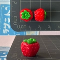 Mini rode aardbei bedeltjes van hars met groene blaadjes voor haarspeldjes van 1,5cm - 3D Mini Aardbei