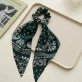 Detail van donkergroene paisley print scrunchie met linten op een minimalistisch dienblad - Donkergroen Paisley Lint