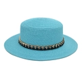 Chapeau de paille bleu clair à bord plat avec chaîne dorée et ruban noir élégant - M (56-58cm) / Bleu lac