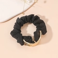Elastico per capelli in tessuto nero arricciato con elegante dettaglio in metallo dorato su fondo - Scrunchie / Nero/Oro