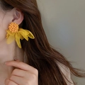 Orecchini a fiore in tulle giallo con perline e perno in argento indossati da modella - 3# Perno in acciaio - Fiore giallo