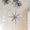 Stella di Natale bianca da 15 cm appesa a un ramo di pino con luci bokeh di atmosfera - Stella esplosiva bianca (Set di 2)