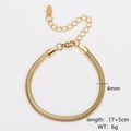 Dettaglio del bracciale a catena piatta color oro da 4mm con chiusura a moschettone - 4mm Larghezza / Oro