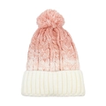Primer plano del gorro de punto degradado rosa y blanco con pompón y trenzado - M(54-58cm) / Rosa + Blanco