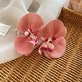 Detailaufnahme der rosa Stoff-Orchideen-Haarspangen mit eleganten Perlenverzierungen - Dunkelrosa Verlauf Orchidee (Rot) / Rosa