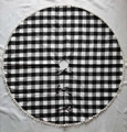 Détail du cache-pied de sapin de Noël à carreaux noirs et blancs avec pompons et nœuds - 48 Pouces (120cm) / Grille Noir Blanc
