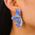 Blaue Blütenohrringe mit Goldrand am Model für einen eleganten floralen Look - Blauer Stil (5316)
