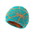 Dettaglio del berretto in maglia verde acqua con motivo a ragnatela arancione e peluche - Blu lago con ragnatela arancione