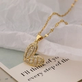 Gros plan du collier pendentif cœur doré avec cristaux de zircone cubique micro-pavés - 23748 Or Cœur Pavé