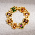 Dettaglio ravvicinato del bracciale smaltato retrò con pietre e finitura oro opaco - Multicolore