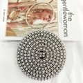 Elegante borsa da sera con strass argentati e manico ad anello su rivista di moda - Nero