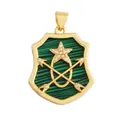 Pendentif bouclier doré avec incrustation de malachite verte et motifs d'étoiles - Bouclier Malachite