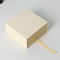 Scatola per gioielli beige quadrata con manico a nastro e meccanismo di apertura push - Doppio Strato Caffellatte / 9*9*4cm