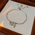Detalle de pulsera ajustable plateada con cruz de circón, colgante estrella y perla blanca - Plateado