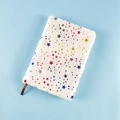 Weißes flauschiges Plüsch-Notizbuch mit bunten Sternenmustern und einem Lesezeichen - A5 Linierte Seiten / Regenbogen Sterne