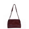 Elegante weinrote Schultertasche mit goldener Kette und Glanzeffekt auf weißem Grund - Burgunderrot