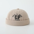 Detail van beige corduroy docker muts met zwarte letterborduring en verticale textuur - 52cm (2-5 Jaar) / CP Letter - Kakie
