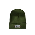 Dettaglio del berretto in maglia verde scuro con toppa artistica e risvolto per inverno - M (56-58cm) / Verde militare