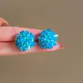Vue détaillée de boucles d'oreilles en perles bleues avec textures de cristal facetté - Clous d'oreilles boule perlée en cristal bleu