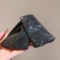 Dettaglio della pinza per capelli in tessuto nero con strass argentati brillanti - Fiocco con Strass (Pinza per Capelli Nera)