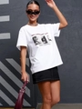Λευκό βαμβακερό T-shirt με σχέδιο, μαύρη φούστα και βιομηχανικό street style φόντο - S / Λευκό