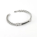 Vista macro del bracciale a catena d'argento con inserto in fibra di carbonio e chiusura - Colore acciaio