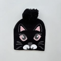 Detail einer schwarzen Kinderstrickmütze mit Bommel und süßem Katzen-Jacquard-Muster - Schwarz / Unter 7 Jahren