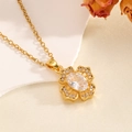 Vue détaillée d'un collier pendentif fleur dorée avec cristal ovale sur tissu de soie - Collier Fleur à Quatre Feuilles Doré avec Zircone Ovale (T024)