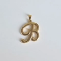 Dettaglio macro del ciondolo a monogramma lettera B vintage in acciaio inossidabile 18K - Solo ciondolo / Pendente B