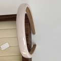 Vista detallada de la diadema beige brillante con un forro interior antideslizante mate - Blanco Lechoso