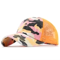 Detail van de roze camouflage truckerpet met oranje mesh en gerafelde randen - Oranje