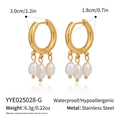 Détail de créoles en acier inoxydable plaqué or 18 carats avec trois perles d'eau douce - Style Pompon Doré (YYE025028-G)