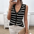 Dames gebreide mouwloze top met zwart-witte strepen en goudkleurige knopen decor - S / Zwart