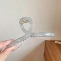 Transparente graue matte Haarklammer mit goldener Metallfeder für elegantes Haarstyling - Große Graue Haarklammer 13cm