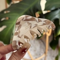 Pinza per capelli fatta a mano con motivo marmorizzato avorio e marrone chiaro oro - Gelatina al Latte Rosa - Etichetta Oro Triangolo