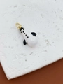 Dettaglio di un ciondolo a pupazzo di neve con anello d'oro su pietra bianca, serie invernale - Ciondolo Pupazzo di Neve a Punto Minimalista