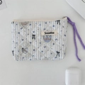 Dettaglio della borsa trapuntata floreale con strisce blu e cordoncino viola per trucco - Orso con Distintivo