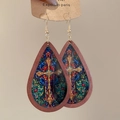 Dettaglio di orecchini a goccia in legno con motivi a croce religiosa vintage colorati - Mosaico Croce Rosso Blu Retro