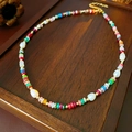 Collar bohemio con cuentas de colores y perlas blancas en una bandeja de madera oscura - Estilo 3# Collar-Chapado en Oro-Perla de Agua Dulce Caqui