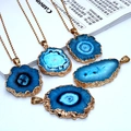 Pendaglio in fetta di agata naturale blu con bordo placcato oro e catena sottile - Blu