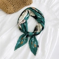 Elegante foulard plissettato verde scuro con stampe floreali e motivi a linee artistiche - Gatto Specchio Verde