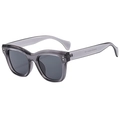 Quadratische Nietensonnenbrille mit grauem Transparentrahmen und dunkelgrauen Gläsern - Rauchgrau