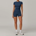 Conjunto de yoga azul oscuro para mujer con camiseta ajustada y pantalones cortos de talle alto - Camisa De Manga Corta 8455 + Pantalón Corto 8519 Insignia Azul / S