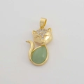 Macro di ciondolo a volpe in oro 18K con pietra verde a goccia e dettagli zirconi - Volpe con Gemma Verde
