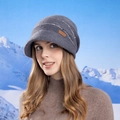 Bonnet en tricot gris foncé avec bord court et logo en cuir pour la chaleur hivernale - gris foncé