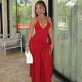 Rotes rückenfreies Neckholder-Maxikleid mit tiefem V-Ausschnitt und Taillenausschnitt - S / Rot