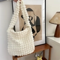 Detailansicht der weißen Canvas-Tasche mit strukturierter Blasenoptik und Falten - Blasenbeige